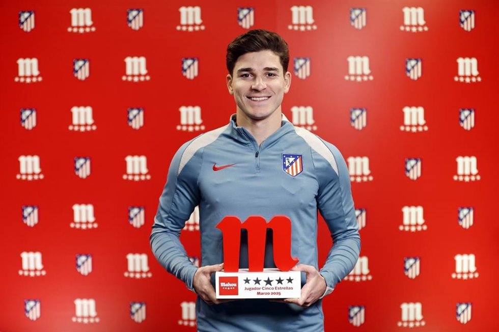 El delantero argentino posa con el trofeo como  'Jugador Cinco Estrellas' del mes de marzo que entrega Mahou.