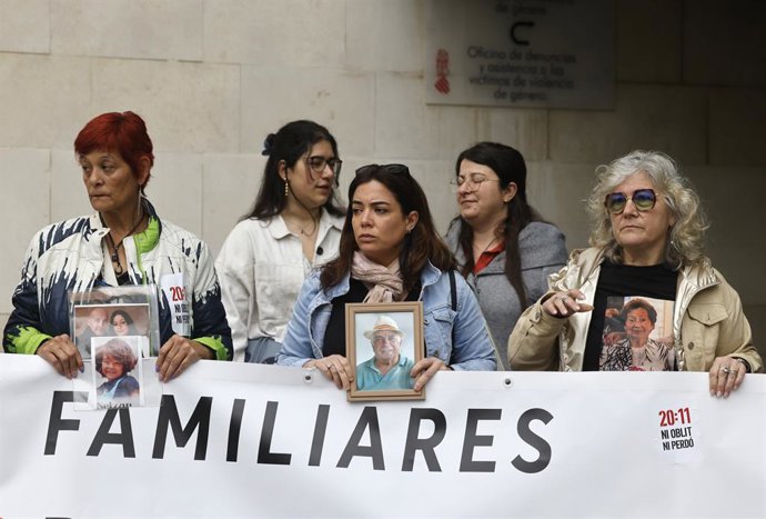 Familiares de víctimas de la dana se concentran ante la Ciudad de la Justicia mientars declaran Pradas y Argüeso