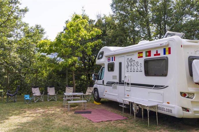 Archivo - Más de 100.000 autocaravanas, campers y caravanas recorrerán esta Semana Santa las carreteras españolas.