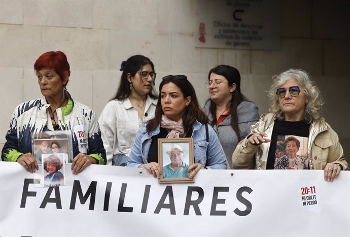 Parentes das vítimas da dana se reúnem em frente à Cidade da Justiça enquanto Pradas e Argüeso testemunham