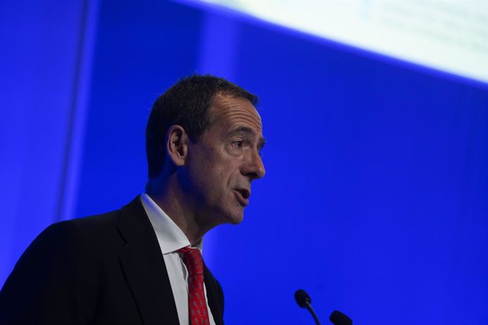 El consejero delegado de Caixabank, Gonzalo Gortázar, durante la Junta General Ordinaria de Accionistas de Caixabank.