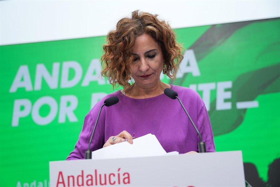 La secretaria general del PSOE de Andalucía, María Jesús Montero, este viernes en rueda de prensa en la sede regional socialista tras reunirse con el secretario general de UGT-Andalucía, Oskar Martín.