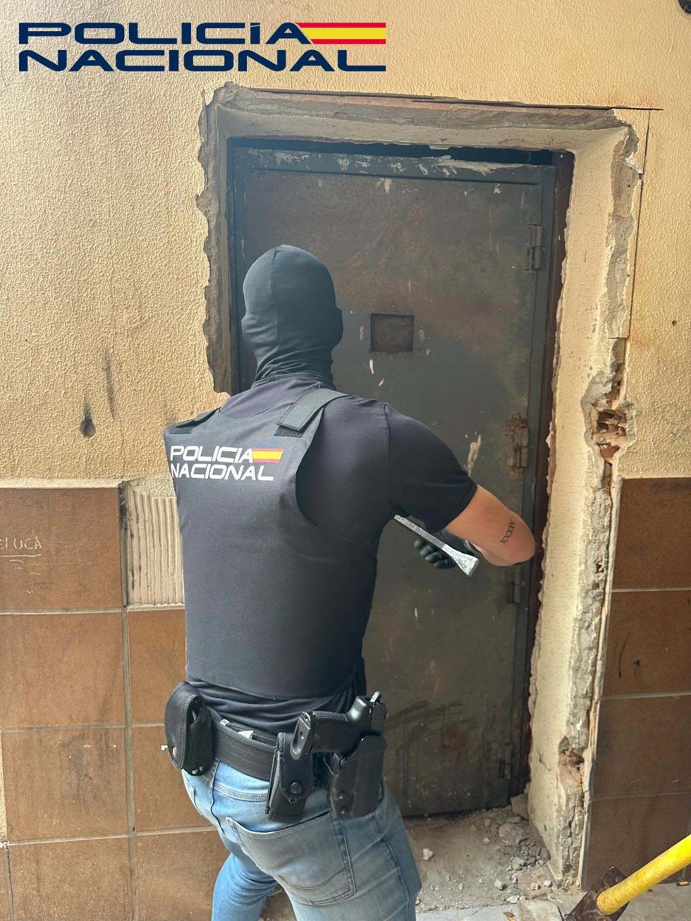 Detención en Méida de dos personas por venta de droga desde un hueco en la pared de una corrala