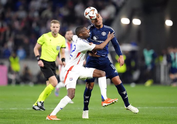 El jugador del Olympique de Lyon Clinton Mata (Izquierda) y el del Manchester United Casemiro pugnan por un balón en la Europa League.