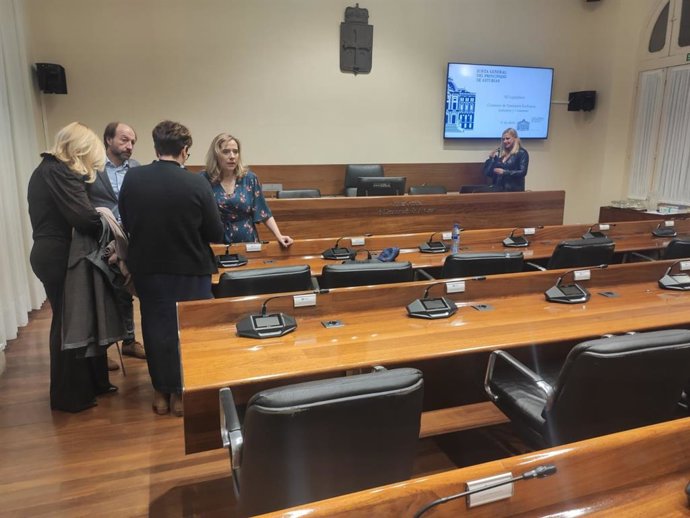 Belarmina Díaz, xunto al so equipu antes d'iniciar la comisión parlamentaria.