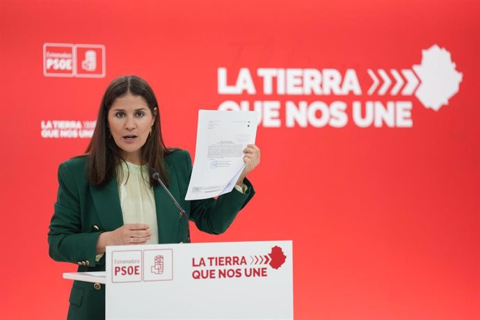 La portavoz del PSOE de Extremadura, Isabel Gil Rosiña, en rueda de prensa