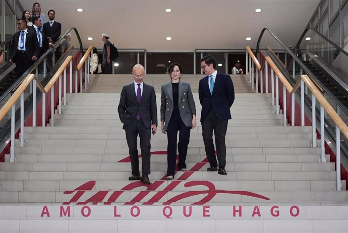 La presidenta de la Comunidad de Madrid, Isabel Díaz Ayuso (c), a su llegada para ser investida Doctora Honoris Causa por la Universidad de las Américas de Quito, a 9 de abril de 2025, en Quito (Ecuador).