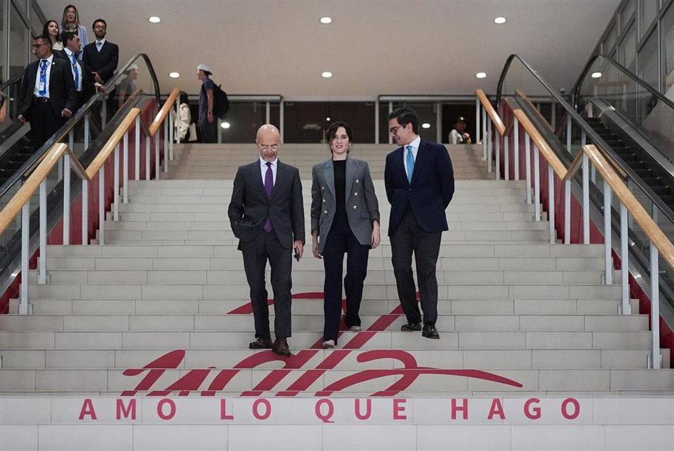 La presidenta de la Comunidad de Madrid, Isabel Díaz Ayuso (c), a su llegada para ser investida Doctora Honoris Causa por la Universidad de las Américas de Quito, a 9 de abril de 2025, en Quito (Ecuador).