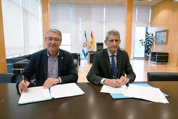 El presidente de la Fundación Unicaja, José M. Domínguez, y el presidente de la Diputación de Málaga, Francisco Salado, en la firna de un acuerdo