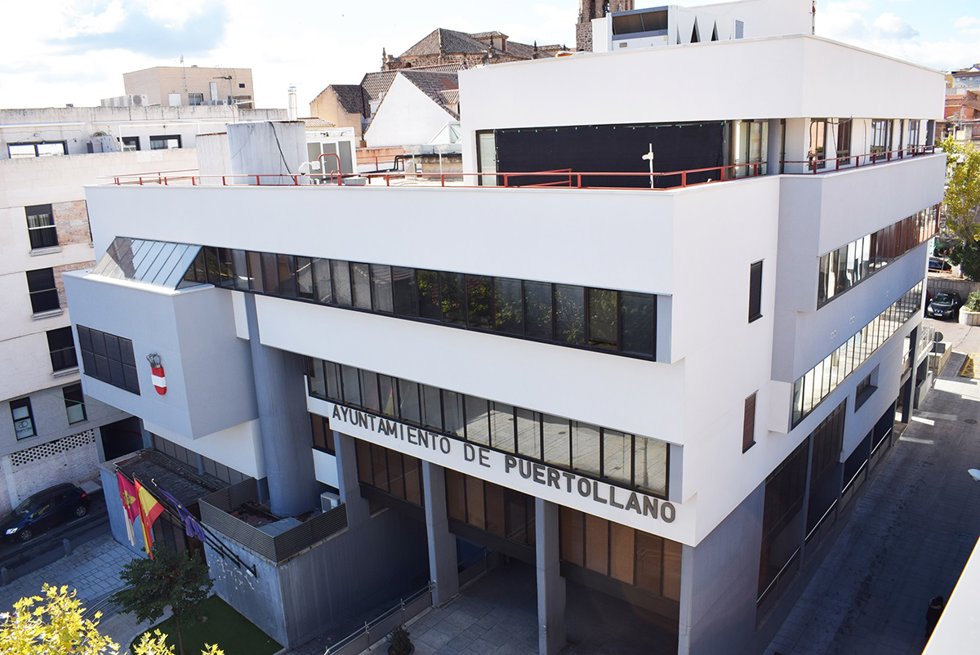 Archivo - Fachada del Ayuntamiento de Puertollano.