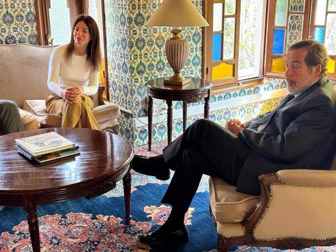 La presidenta de la APA, Rosario Soto, con el embajador de España en Argelia, Fernando Morán.
