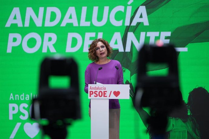 La secretaria general del PSOE de Andalucía, María Jesús Montero durante la rueda de prensa posterior a la  reunión mantenida el día de hoy. A 11 de abril de 2025 en Sevilla, Andalucía (España).