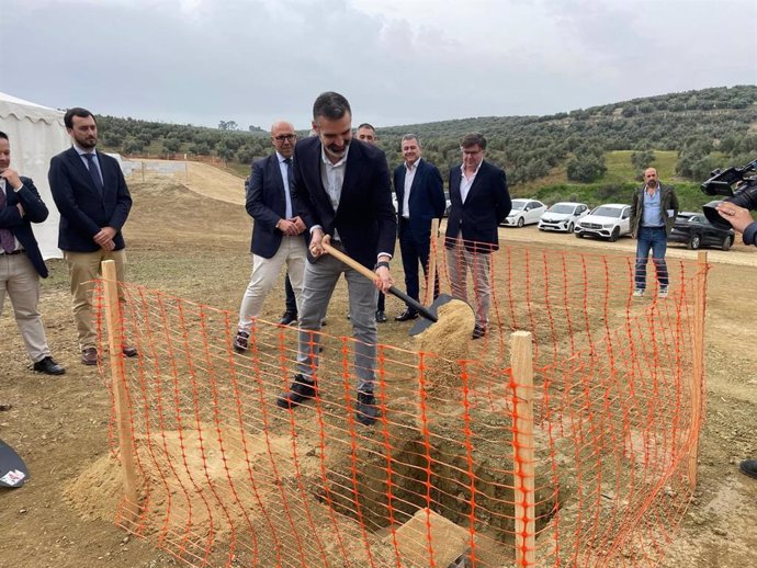 Fernández-Pacheco coloca la primera piedra de la EDAR de Rute.