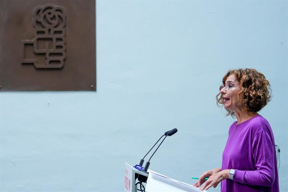 La secretaria general del PSOE de Andalucía, María Jesús Montero durante la rueda de prensa posterior a la  reunión mantenida el día de hoy. A 11 de abril de 2025 en Sevilla, Andalucía (España). La secretaria general del PSOE de Andalucía, María Jesús M