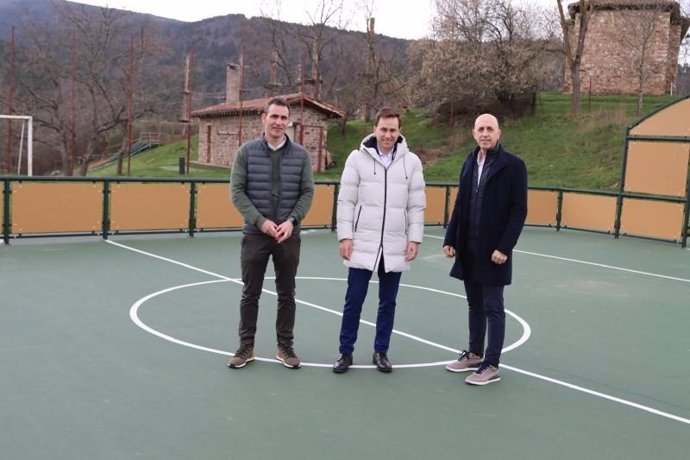 Lumbreras de Cameros estrena dos nuevas pistas deportivas con una inversión del Gobierno rioano de más de 70.000 euros