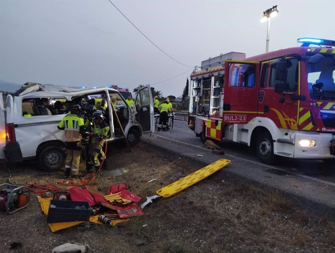 Imagen de archivo de los servicios de emergencias atendiendo un accidente