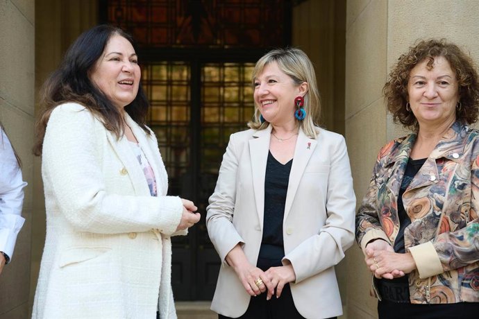 LLa viceconseyera de Xusticia del Gobiernu d'Asturies, Encarnación Vicente, la conseyera d'Interior, Función Pública y Xusticia del Executivu foral, Amparo López, y la directora xeneral de Xusticia de Navarra, Maite Arenaza.