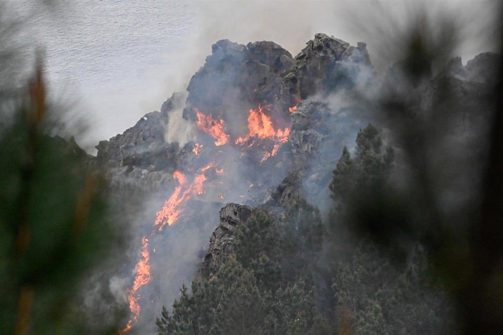 Operativos trabajan en el incendio forestal de Jaizkibel, a 20 de marzo de 2025, en Pasaia, Guipúzcoa, País Vasco (España). 