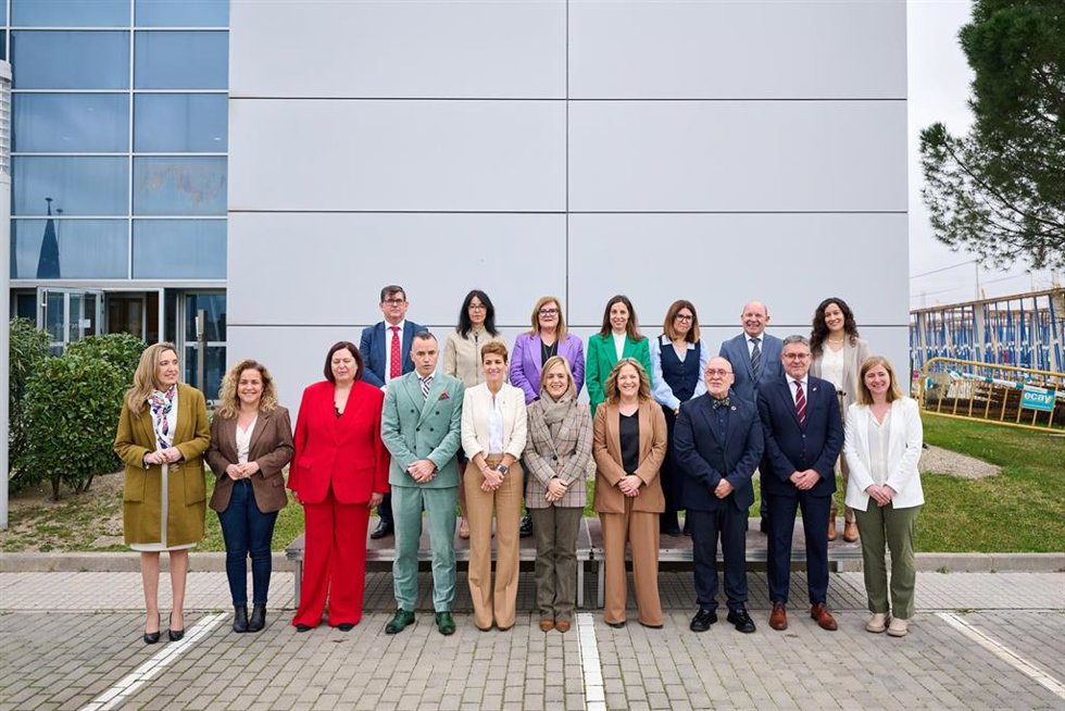 La presidenta María Chivite posa junto con las autoridades de los Gobiernos de España y de La Rioja y representantes del sector agroalimentario.