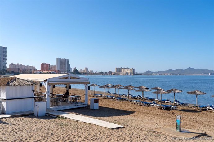 Archivo - Chiringuito en una playa de Cartagena (Murcia), en imagen de archivo