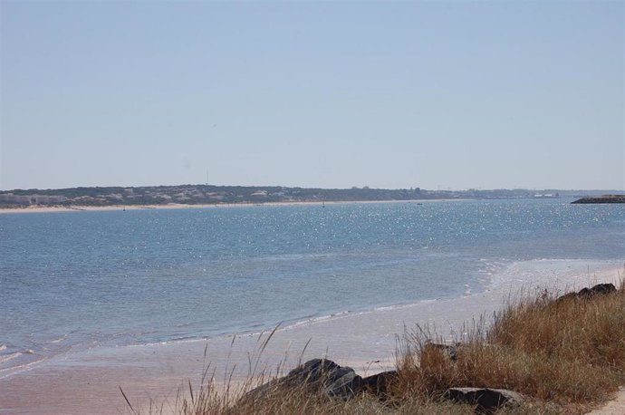 Archivo - Imagen de archivo de la playa del Espigón en Huelva.