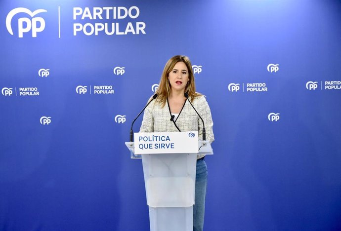 La vicesecretaria general del PP Aragón, Rocío Dívar, durante la rueda de prensa de este viernes en la sede de los populares.