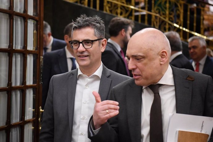 El ministro de la Presidencia, Justicia y Relaciones con las Cortes, Félix Bolaños (i) durante una sesión plenaria en el Congreso de los Diputados, a 10 de abril de 2025, en Madrid (España). 