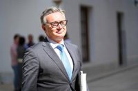 Vox recrimina a Sánchez que "se tira en brazos de dictaduras" como China y desecha a "países democráticos" como EEUU