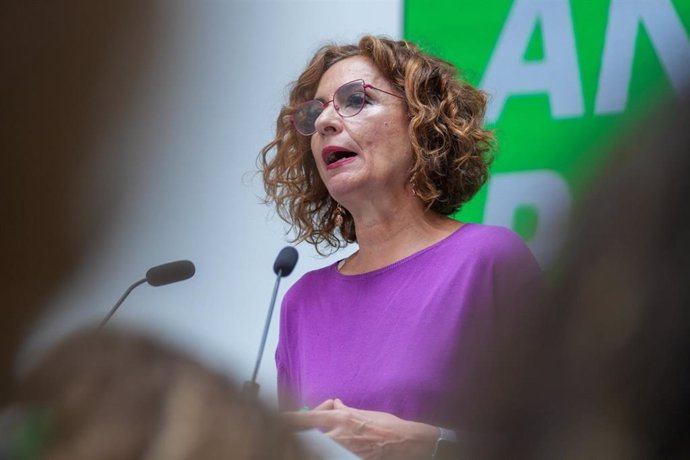 La secretaria general del PSOE de Andalucía, María Jesús Montero durante la rueda de prensa posterior a la  reunión mantenida el día de hoy. A 11 de abril de 2025 en Sevilla, Andalucía (España). La secretaria general del PSOE de Andalucía, María Jesús Mon