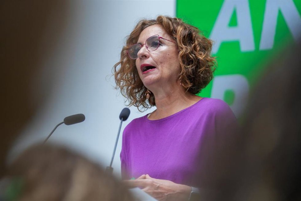 La secretaria general del PSOE de Andalucía, María Jesús Montero durante la rueda de prensa posterior a la  reunión mantenida el día de hoy. A 11 de abril de 2025 en Sevilla, Andalucía (España). La secretaria general del PSOE de Andalucía, María Jesús M