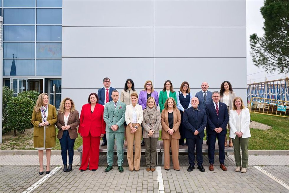 La presidenta Chivite posa junto con las autoridades de los Gobiernos de España y de La Rioja y representantes del sector agroalimentario.