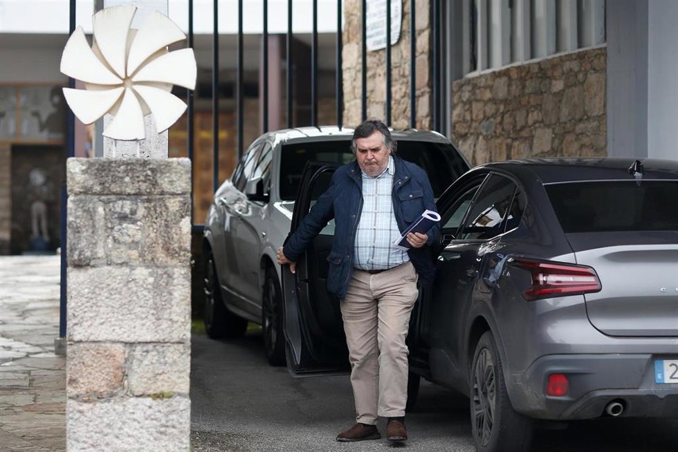 Un grupo de más de 30 trabajadores continúa a las puertas de la factoría Sargadelos, sin acceder a sus puestos de trabajo, a 8 de abril de 2025, en Cervo, Lugo, Galicia (España). A pesar del acuerdo alcanzado a última hora de ayer lunes entre la fábrica