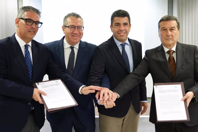 El president de la Generalitat, Carlos Mazón, visita el Centro Doctor Esquerdo