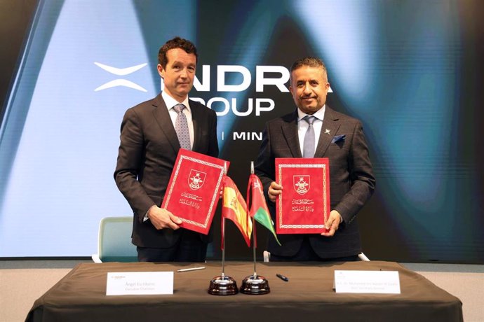 El secretario general del Ministerio de Defensa del Sultanato de Omán, H.E. Dr. Mohamed Bin Nasser Al-Zaabi, y el presidente de Indra Group, Ángel Escribano, han firmado el contrato en la sede de Indra.