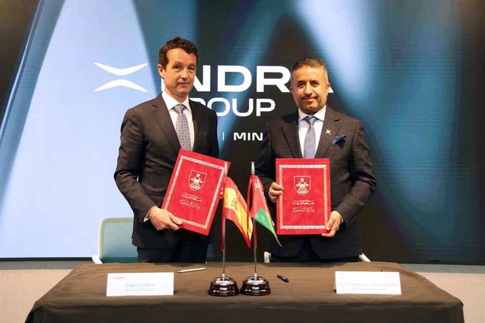 El secretario general del Ministerio de Defensa del Sultanato de Omán, H.E. Dr. Mohamed Bin Nasser Al-Zaabi, y el presidente de Indra Group, Ángel Escribano, han firmado el contrato en la sede de Indra.
