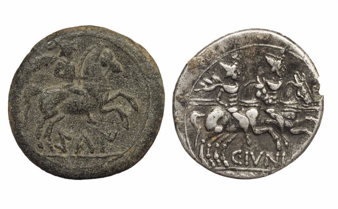 Archivo - Dos de las monedas encontradas en el yacimiento: (izquierda) moneda del yacimiento de Kili (aprox.150 a.C.) y (derecha) denario romano republicano de C. Iunius. (149 a.C.).