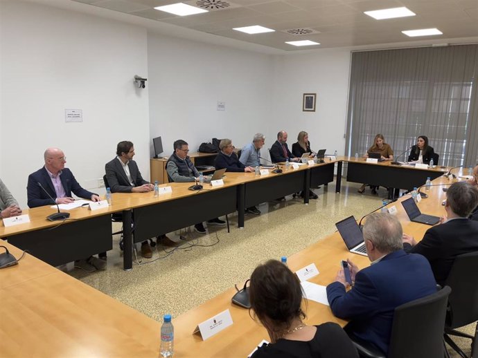 Las consejeras Sara Rubira y Marisa López Aragón durante la reunión con representantes del sector agroalimentario afectados por los aranceles de EEUU.