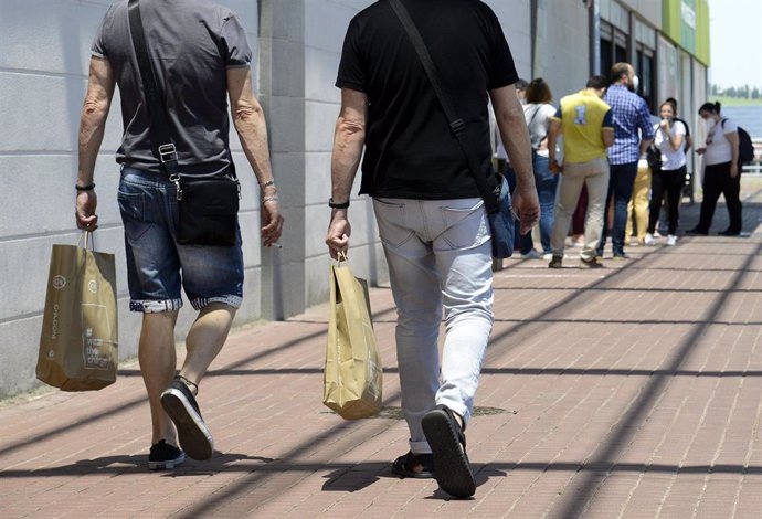 Archivo - Imagen de archivo de personas de compras