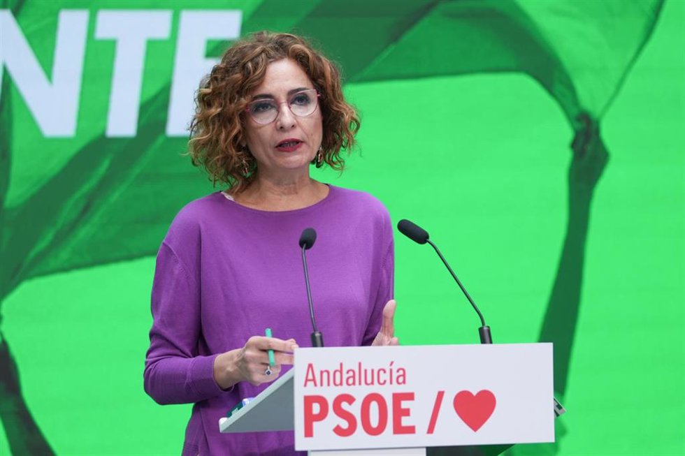 La secretaria general del PSOE de Andalucía, María Jesús Montero durante la rueda de prensa posterior a la reunión mantenida el día de hoy. A 11 de abril de 2025 en Sevilla, Andalucía (España). La secretaria general del PSOE de Andalucía, María Jesús M