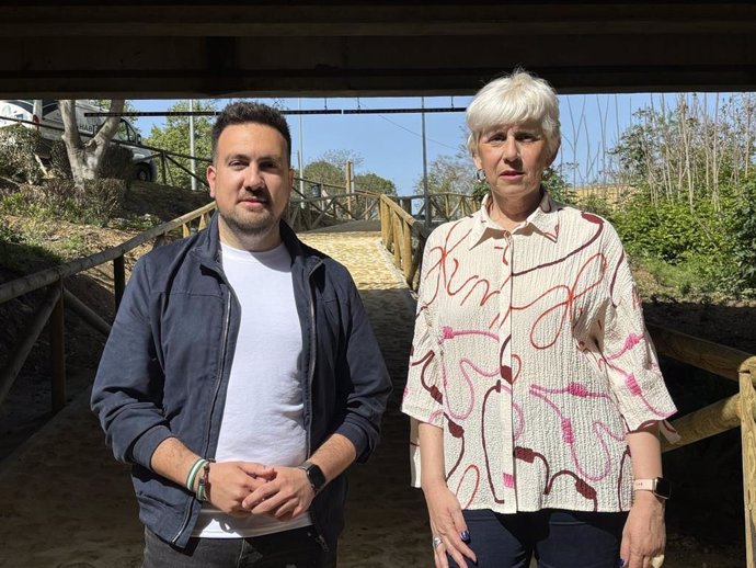 La delegada municipal de Monumento Natural, Medio Ambiente y Sostenibilidad, Luisa Campos, y el delegado de Turismo y Patrimonio, Christopher Rivas.