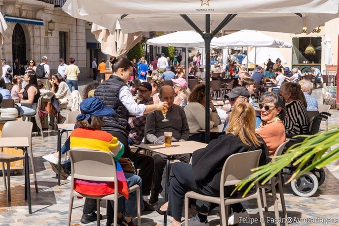 Archivo - Clientes en una terraza de Cartagena