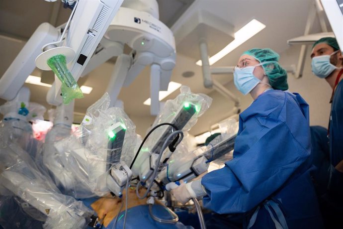 Personal del Hospital de Bellvitge probando el nuevo robot TouMai.