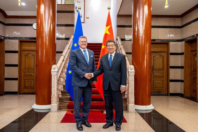 El comisario de Comercio, Maros Sefcovic, en un encuentro en Pekín con el viceprimer ministro de China, He Lifeng.