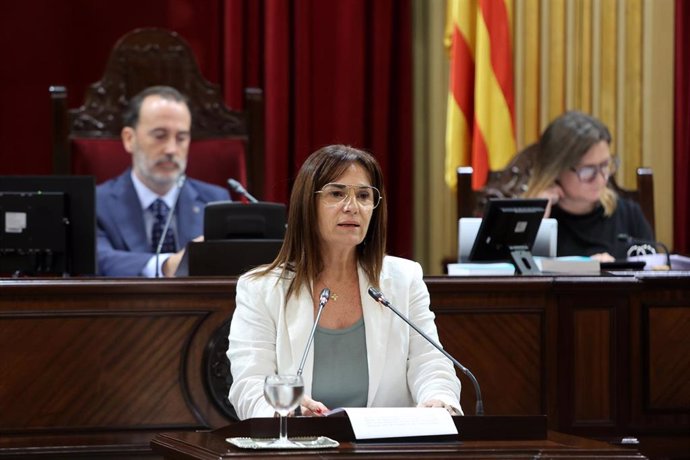 Archivo - La portavoz de Vox en el Parlament, Manuela Cañadas.