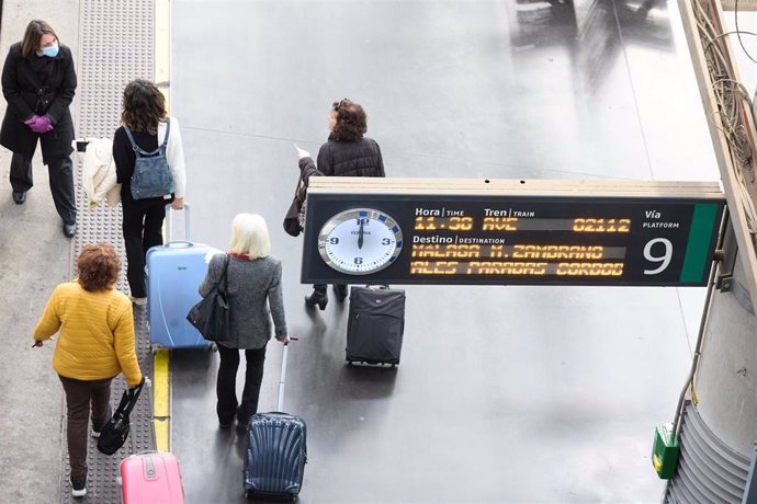 Archivo - Varias personas en una de las vías de la estación Puerta de Atocha-Almudena Grandes.