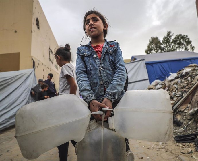 Niña desplazada en la ciudad de Gaza 