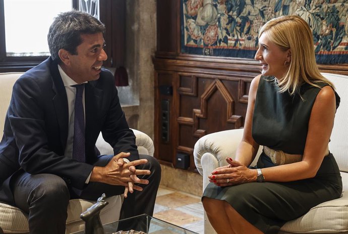 Archivo -  El president de la Generalitat, Carlos Mazón (e), i l'exconsellera de Justícia i Interior, Salomé Pradas (d), en una imatge d'arxiu