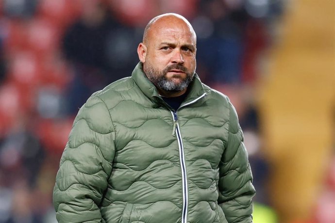 El entrenador del RCD Espanyol, Manolo González, ante el Rayo Vallecano. 