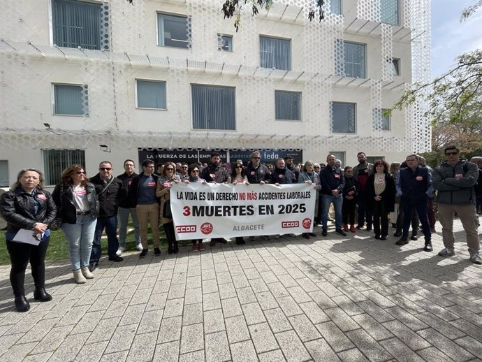 CCOO y UGT se concentran por el trabajador fallecido en Villarrobledo.