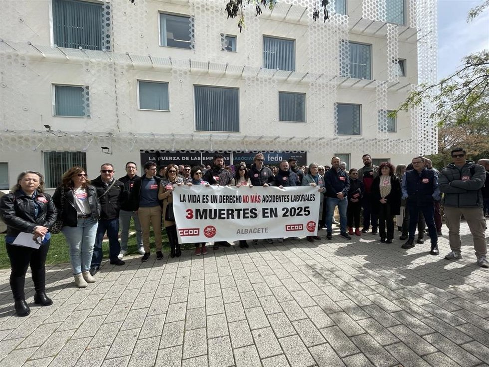 CCOO y UGT se concentran por el trabajador fallecido en Villarrobledo.
